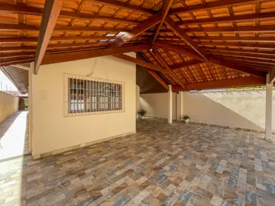 Casa - Térrea com 4 quartos (sendo 0 suite(s)) a 950,00 metros praia.