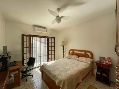 Casa - Térrea com 4 quartos (sendo 0 suite(s)) a 950,00 metros praia.