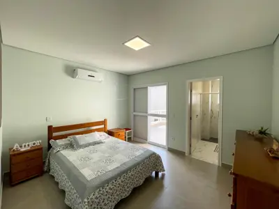 Casa - Sobrado com 4 quartos (sendo 3 suite(s)) a 1200,00 metros praia.