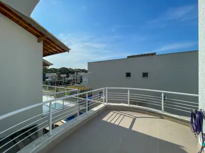 Casa - Sobrado com 4 quartos (sendo 3 suite(s)) a 1200,00 metros praia.