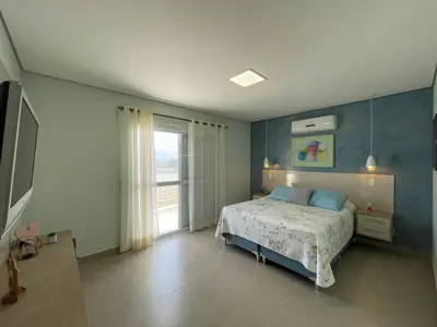 Casa - Sobrado com 4 quartos (sendo 3 suite(s)) a 1200,00 metros praia.