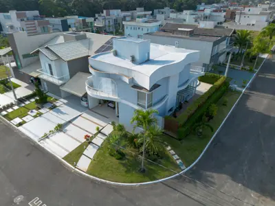Casa - Sobrado com 4 quartos (sendo 3 suite(s)) a 1200,00 metros praia.