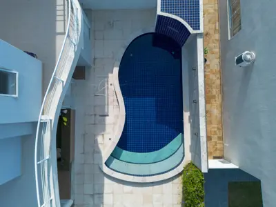 Casa - Sobrado com 4 quartos (sendo 3 suite(s)) a 1200,00 metros praia.