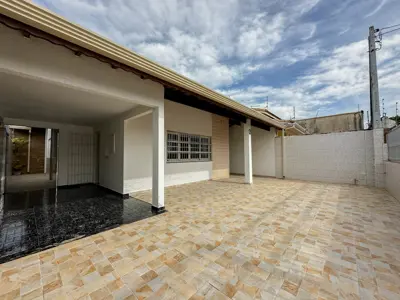Casa - Térrea com 3 quartos (sendo 2 suite(s)) a 765,00 metros praia.