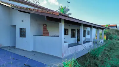 Terreno - Esquina com  quartos  a 100,00 metros praia.