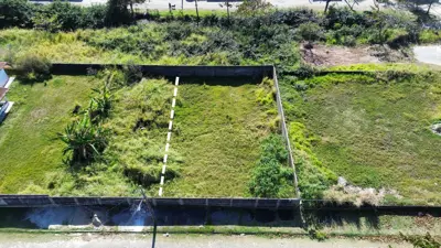 Terreno - Limpo com  quartos  a 40,00 metros praia.