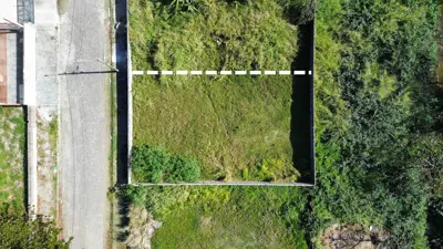 Terreno - Limpo com  quartos  a 40,00 metros praia.