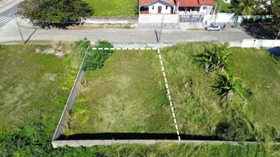 Terreno - Limpo com  quartos  a 40,00 metros praia.