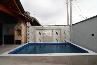 Casa - Térrea com piscina com 2 quartos (sendo 1 suite(s)) a 1500,00 metros praia.
