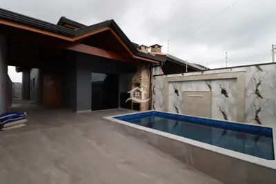 Casa - Térrea com piscina com 2 quartos (sendo 1 suite(s)) a 1500,00 metros praia.