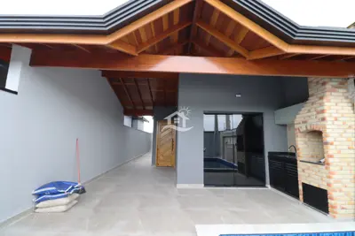 Casa - Térrea com piscina com 2 quartos (sendo 1 suite(s)) a 1500,00 metros praia.