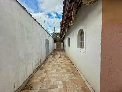 Casa - Térrea com piscina com 2 quartos (sendo 1 suite(s)) a 1700,00 metros praia.