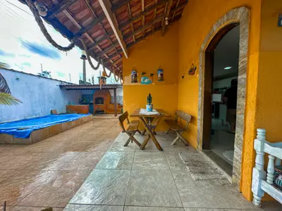 Casa - Térrea com piscina com 2 quartos (sendo 1 suite(s)) a 1700,00 metros praia.
