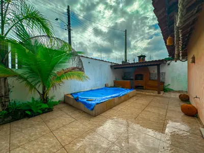 Casa - Térrea com piscina com 2 quartos (sendo 1 suite(s)) a 1700,00 metros praia.