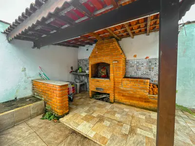 Casa - Térrea com piscina com 2 quartos (sendo 1 suite(s)) a 1700,00 metros praia.
