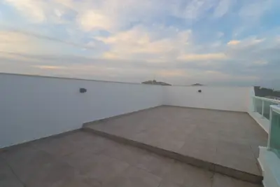 Casa - Sobrado com 3 quartos (sendo 2 suite(s)) a 100,00 metros praia.