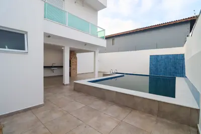 Casa - Sobrado com 3 quartos (sendo 2 suite(s)) a 100,00 metros praia.