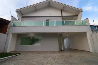 Casa - Sobrado com 3 quartos (sendo 2 suite(s)) a 100,00 metros praia.