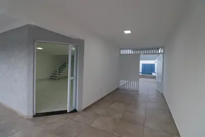 Casa - Sobrado com 3 quartos (sendo 2 suite(s)) a 100,00 metros praia.