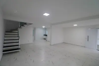 Casa - Sobrado com 3 quartos (sendo 2 suite(s)) a 100,00 metros praia.