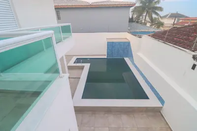 Casa - Sobrado com 3 quartos (sendo 2 suite(s)) a 100,00 metros praia.