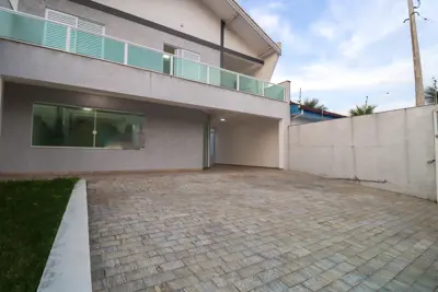 Casa - Sobrado com 3 quartos (sendo 2 suite(s)) a 100,00 metros praia.