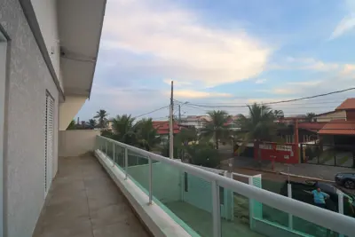 Casa - Sobrado com 3 quartos (sendo 2 suite(s)) a 100,00 metros praia.