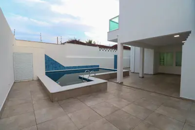 Casa - Sobrado com 3 quartos (sendo 2 suite(s)) a 100,00 metros praia.