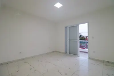 Casa - Sobrado com 3 quartos (sendo 2 suite(s)) a 100,00 metros praia.