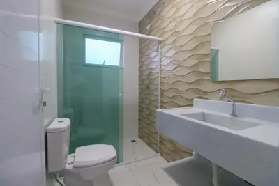 Casa - Sobrado com 3 quartos (sendo 2 suite(s)) a 100,00 metros praia.