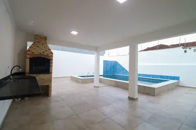 Casa - Sobrado com 3 quartos (sendo 2 suite(s)) a 100,00 metros praia.