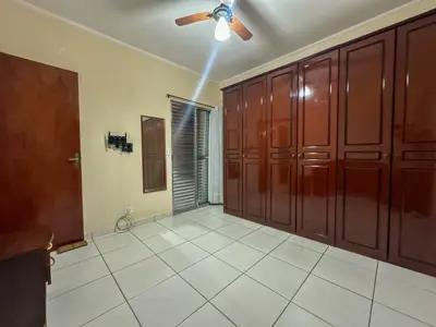 Apartamento - Amplo com 2 quartos (sendo 1 suite(s)) a 1000,00 metros praia.