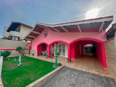 Casa - Térrea com 3 quartos (sendo 1 suite(s)) a 300,00 metros praia.