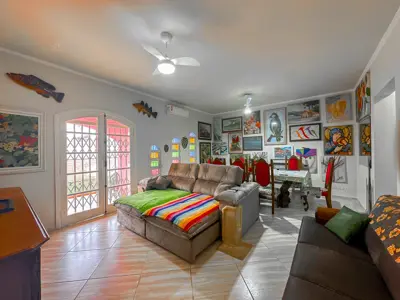 Casa - Térrea com 3 quartos (sendo 1 suite(s)) a 300,00 metros praia.