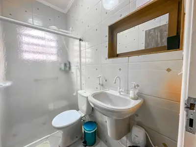 Casa - Térrea com 3 quartos (sendo 1 suite(s)) a 300,00 metros praia.