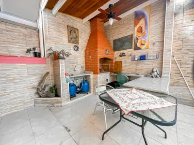 Casa - Térrea com 3 quartos (sendo 1 suite(s)) a 300,00 metros praia.
