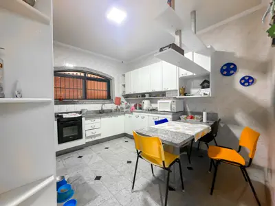 Casa - Térrea com 3 quartos (sendo 1 suite(s)) a 300,00 metros praia.