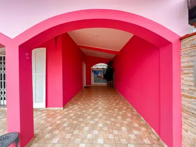 Casa - Térrea com 3 quartos (sendo 1 suite(s)) a 300,00 metros praia.