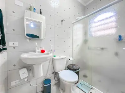 Casa - Térrea com 3 quartos (sendo 1 suite(s)) a 300,00 metros praia.