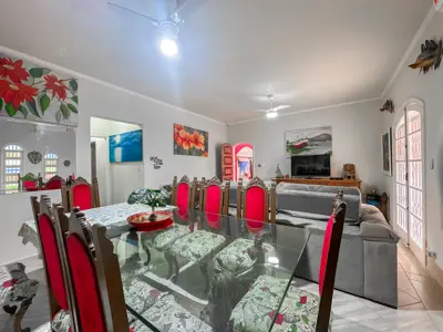 Casa - Térrea com 3 quartos (sendo 1 suite(s)) a 300,00 metros praia.