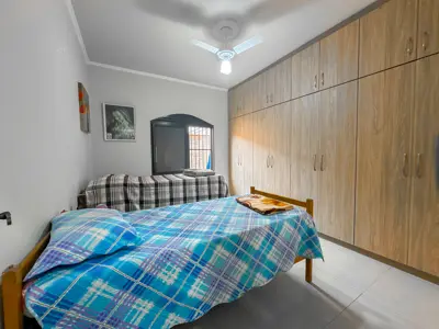 Casa - Térrea com 3 quartos (sendo 1 suite(s)) a 300,00 metros praia.