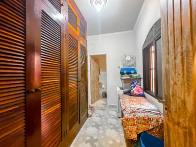 Casa - Térrea com 3 quartos (sendo 1 suite(s)) a 300,00 metros praia.