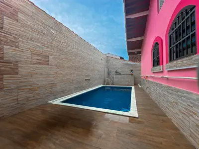 Casa - Térrea com 3 quartos (sendo 1 suite(s)) a 300,00 metros praia.