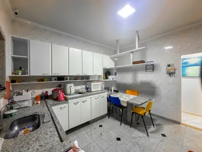 Casa - Térrea com 3 quartos (sendo 1 suite(s)) a 300,00 metros praia.