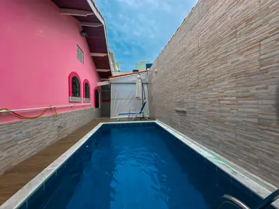 Casa - Térrea com 3 quartos (sendo 1 suite(s)) a 300,00 metros praia.