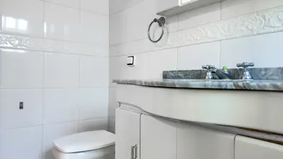 Casa - Sobrado com 4 quartos (sendo 4 suite(s)) a 100,00 metros praia.