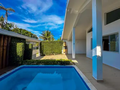 Casa - Sobrado com 4 quartos (sendo 4 suite(s)) a 100,00 metros praia.