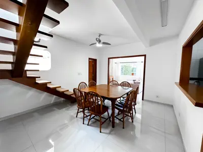 Casa - Sobrado com 4 quartos (sendo 4 suite(s)) a 100,00 metros praia.