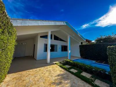 Casa - Sobrado com 4 quartos (sendo 4 suite(s)) a 100,00 metros praia.