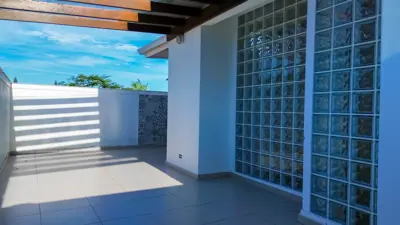 Casa - Sobrado com 4 quartos (sendo 4 suite(s)) a 100,00 metros praia.
